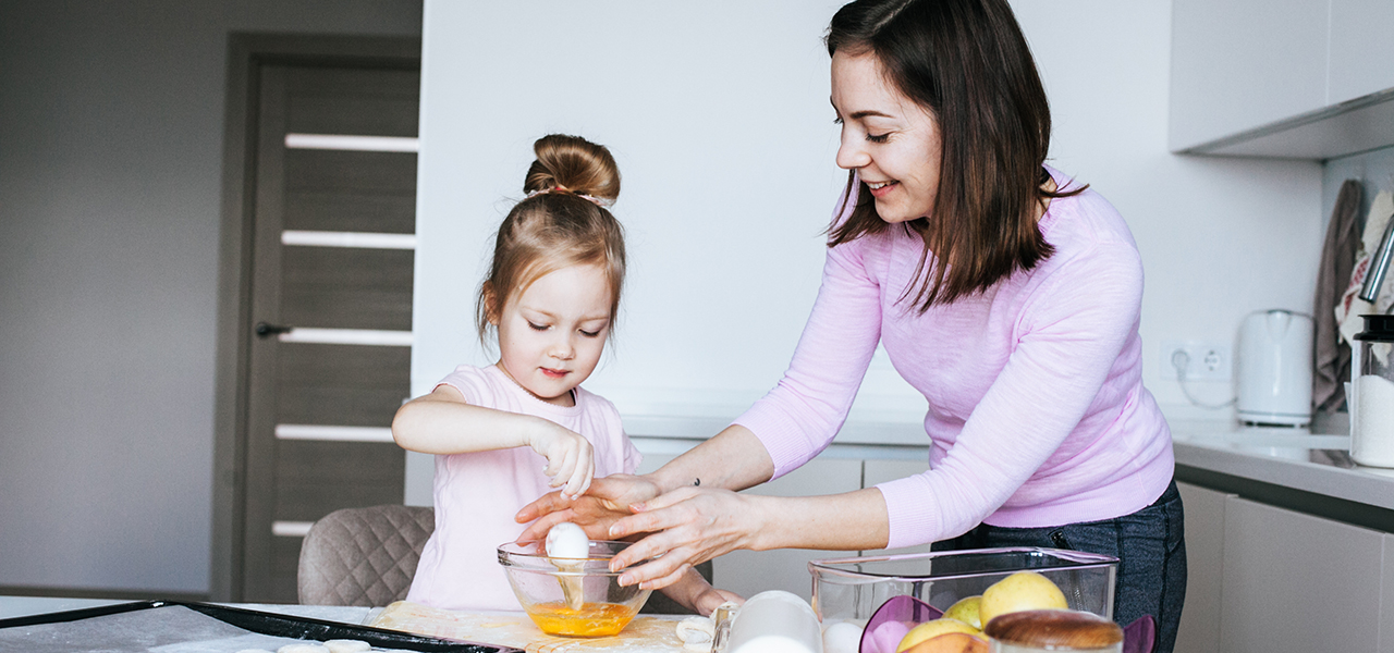 Домашняя дочь фото. Making cookies Family. Mother and daughter making cookies for Easter.